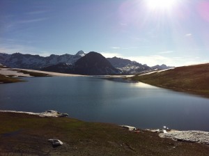 Le lac de l'Ouillette avec Tignes en arrière-plan