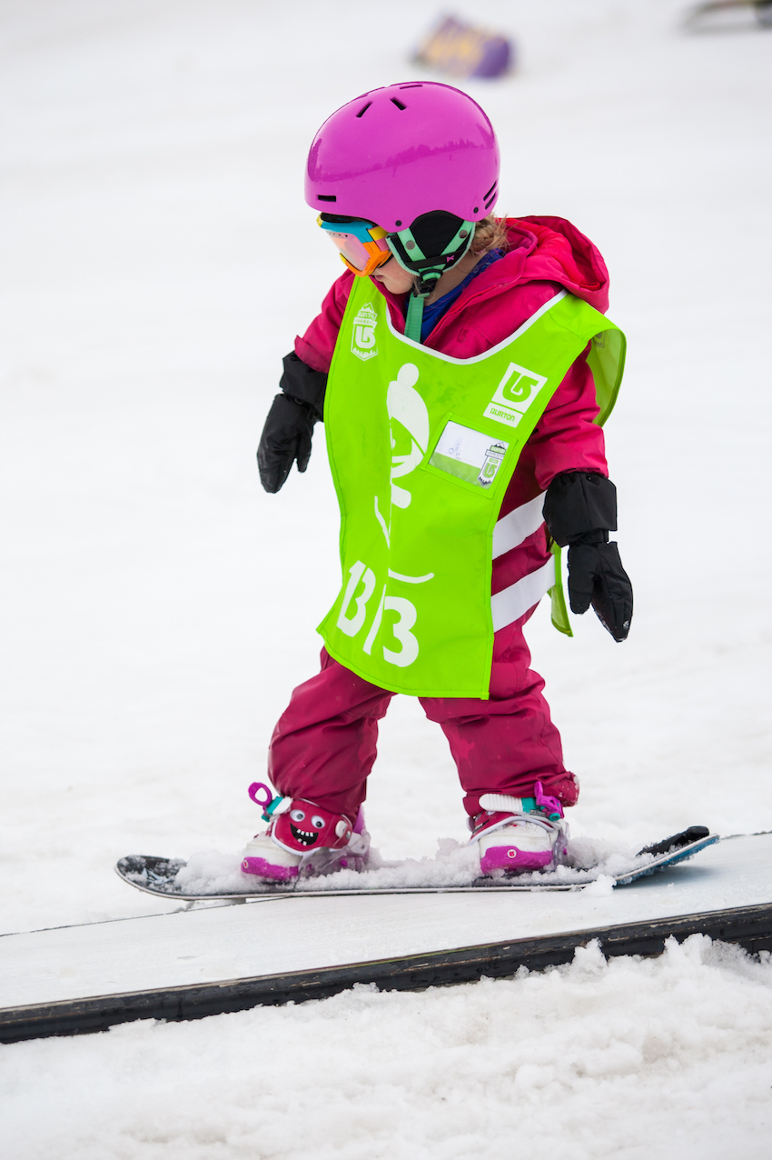 apprendre aux enfants à faire du snowboard