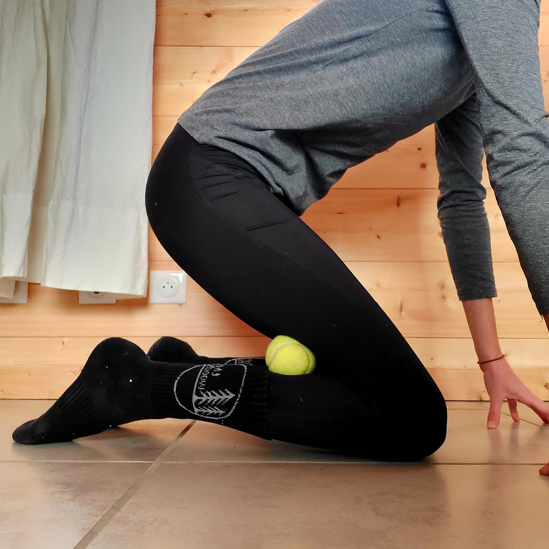 massage des jambes avec une balle de tennis